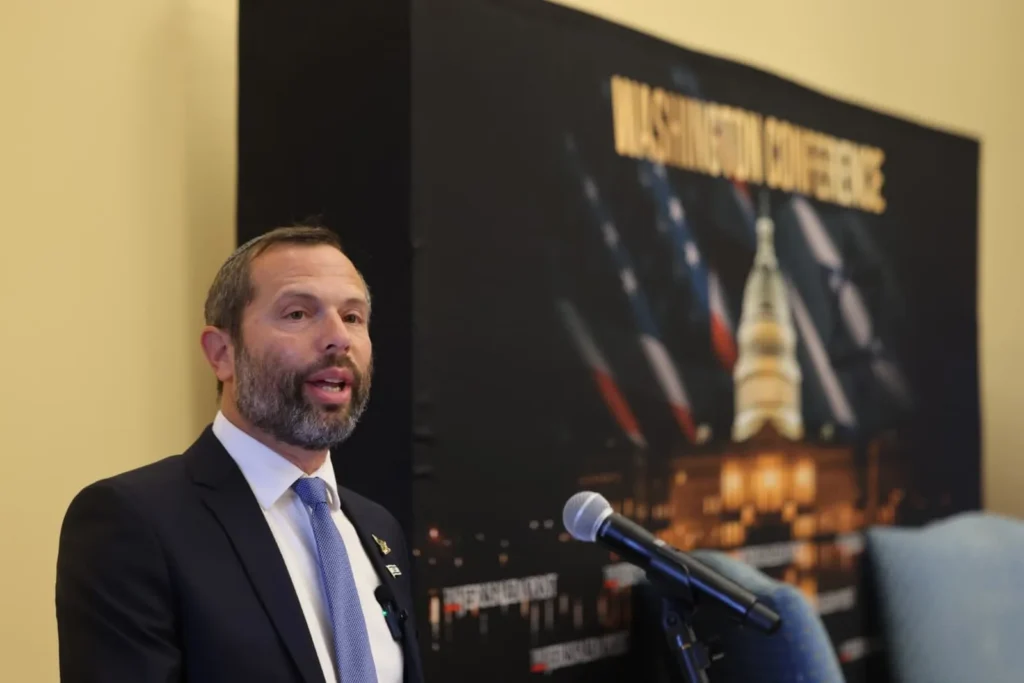 ראש מועצת יש"ע ישראל גנץ נואם בכנס הג'רוזלם פוסט