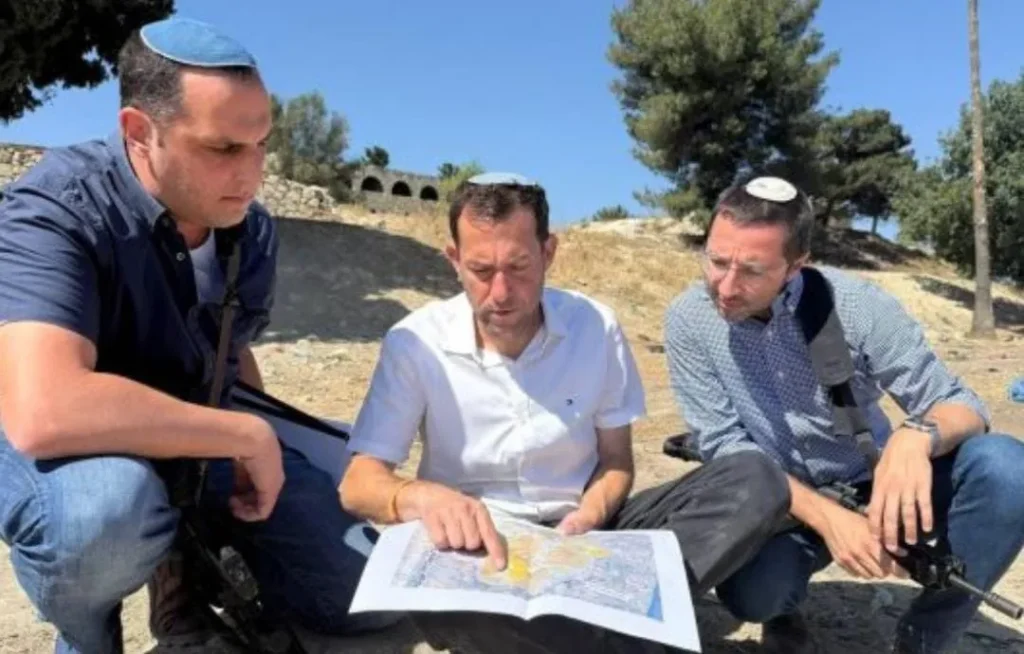 ראש מועצת שומרון יוסי דגן בסקירת מפות של ההתיישבות