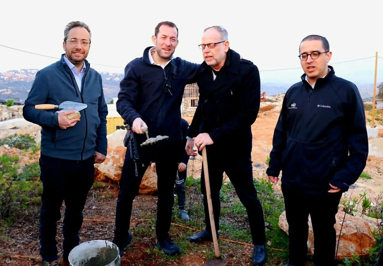 יוסי דגן ראש מועצת שומרון ובנימין הורגן בהנחת אבן הפינה אשתקד.