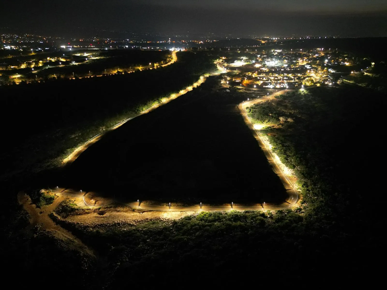 השכונה המוארת, הלילה.