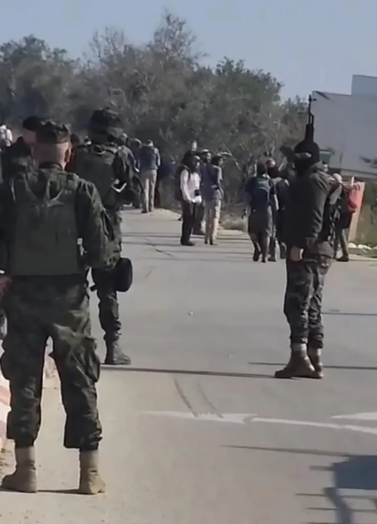 שוטרי הרשות הפלסטינית עם נשקים שלופים מול אזרחים