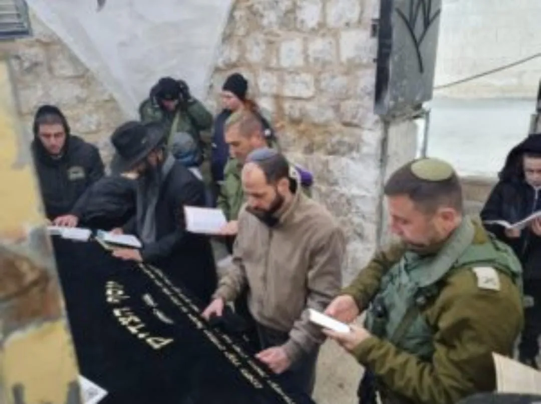 לראשונה מזה 25 שנה: תפילת שחרית לאור יום בקבר יוסף בשכם