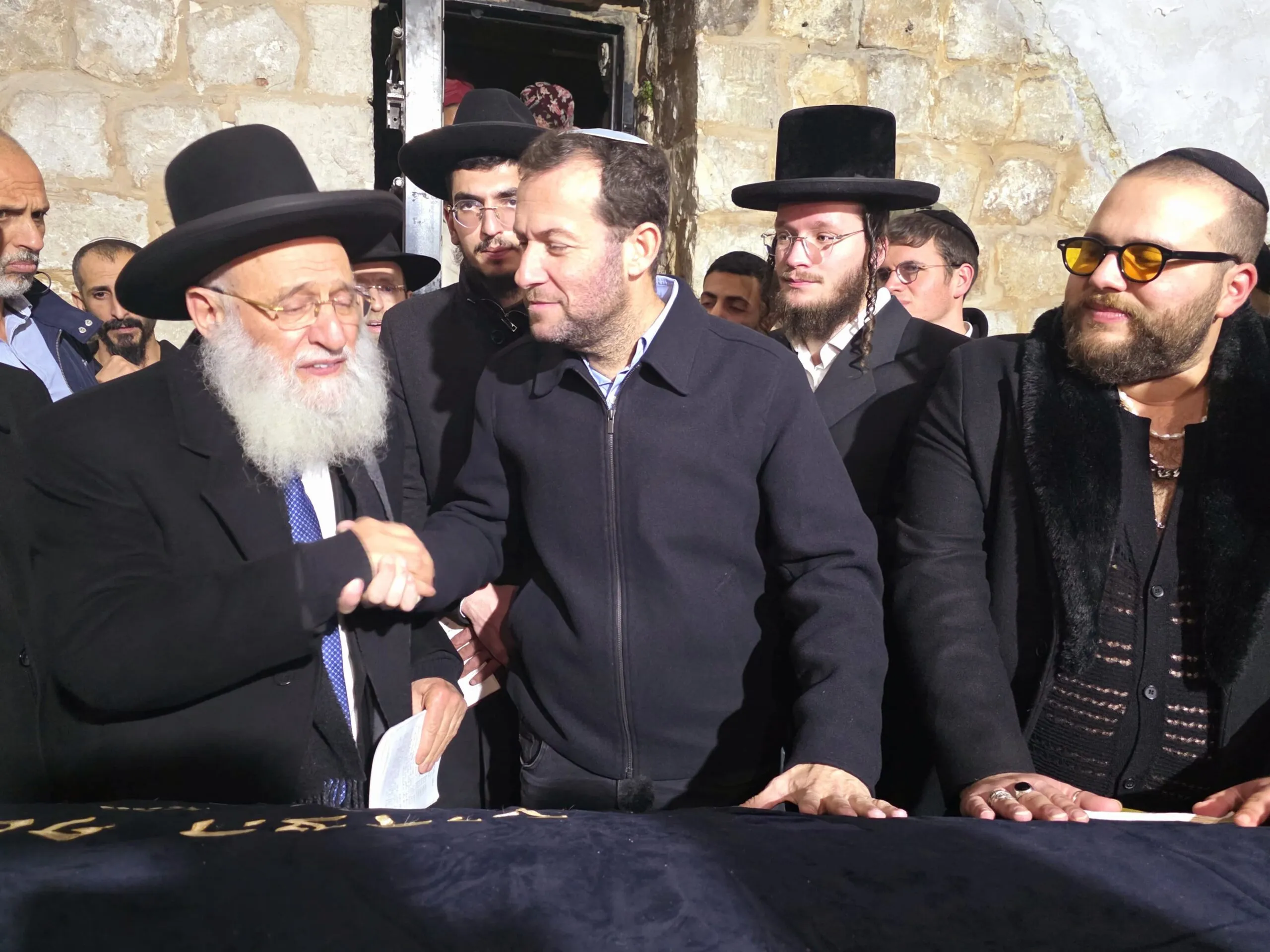 ​אלפים בקבר יוסף בשכם - הרב אלבז קרא להחלת ריבונות במקום