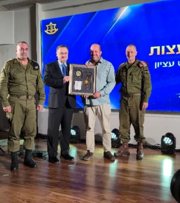 ראש המועצה ירון רוזנטל מקבל את התעודה משרד הביטחון והרמטכל