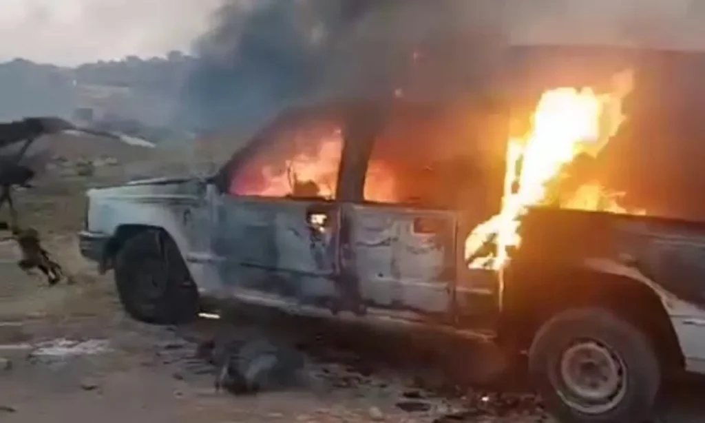 רכבים שרופים בכפר