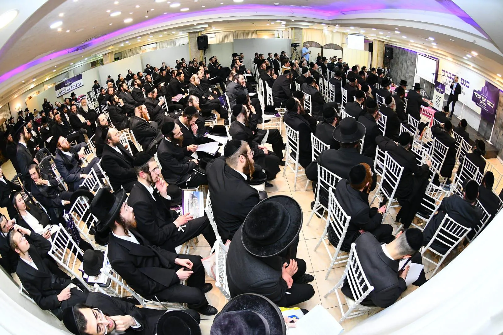 מאות אברכים משתתפים בכינוס לקראת הקמת הקריה החסידית בעמנואל