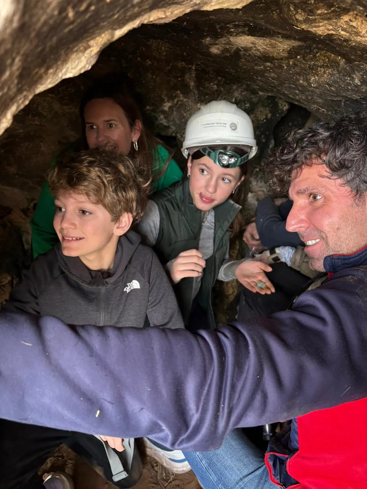 נכדיו של השגריר עם המטבעות שמצאו