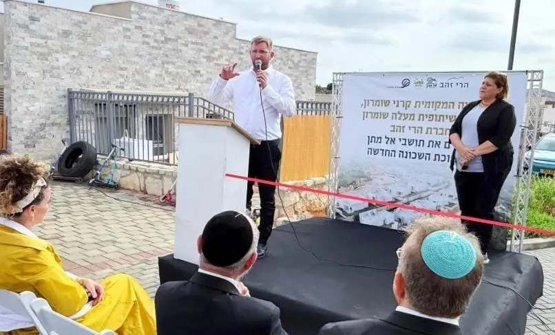 ראש מועצת קרני שומרון יהונתן קוזניץ בחנוכת השכונה החדשה