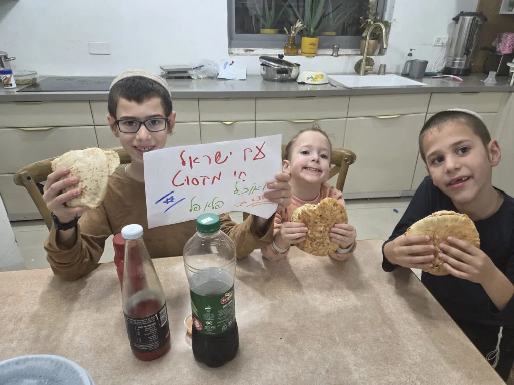 ילדי משפחת מירון בהכנת הפלאפל