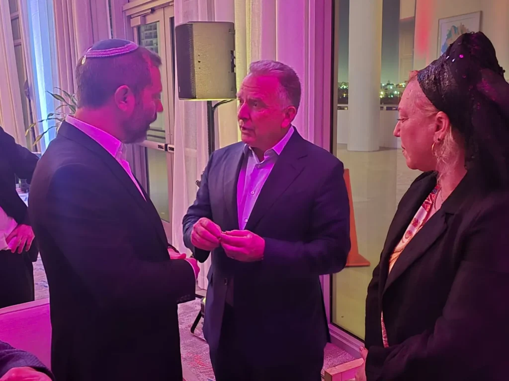 ראש מועצת בימין ישראל גנץ עם שליחו של טראפ למזרח התיכון