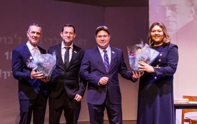 ראש מועצת שומרון יוסי דגן, יחד עם שגריר ישראל בניו יורק אופיר אקוניס ומועמד לתפקיד מושל מדינת ניו יורק מטעם הרפובליקנים ברוס בלייקמן בפתיחת האירוע