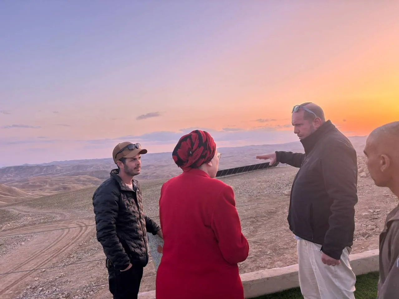 השרה סטרוק וראש המועצה בסיור