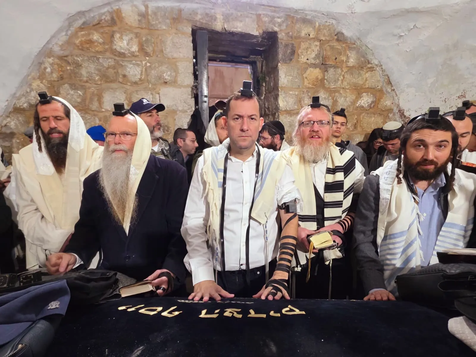 תפילת שחרית, לראשונה מזה 25 שנה בקבר יוסף. בתמונה: ראש מועצת שומרון יוסי דגן, ח