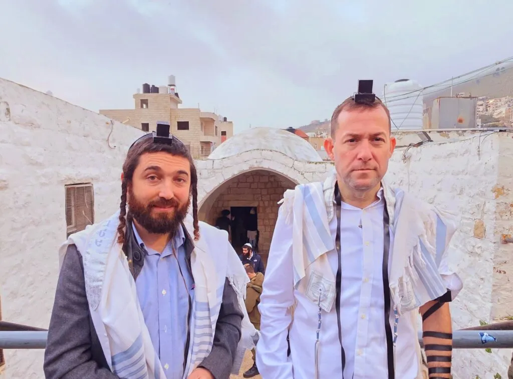 תפילת שחרית, לראשונה מזה 25 שנה בקבר יוסף. בתמונה: ראש מועצת שומרון יוסי דגן  וח"כ צבי סוכות