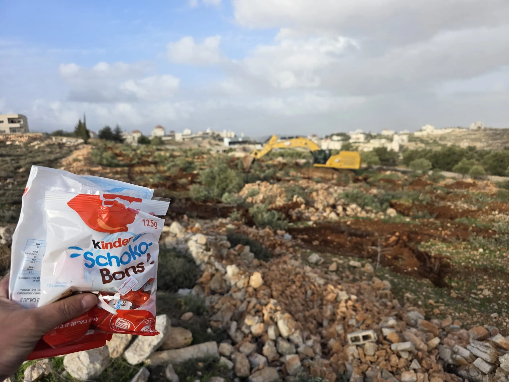 ניצול הפיגוע הגיע לחלק שוקולדים לחיילים