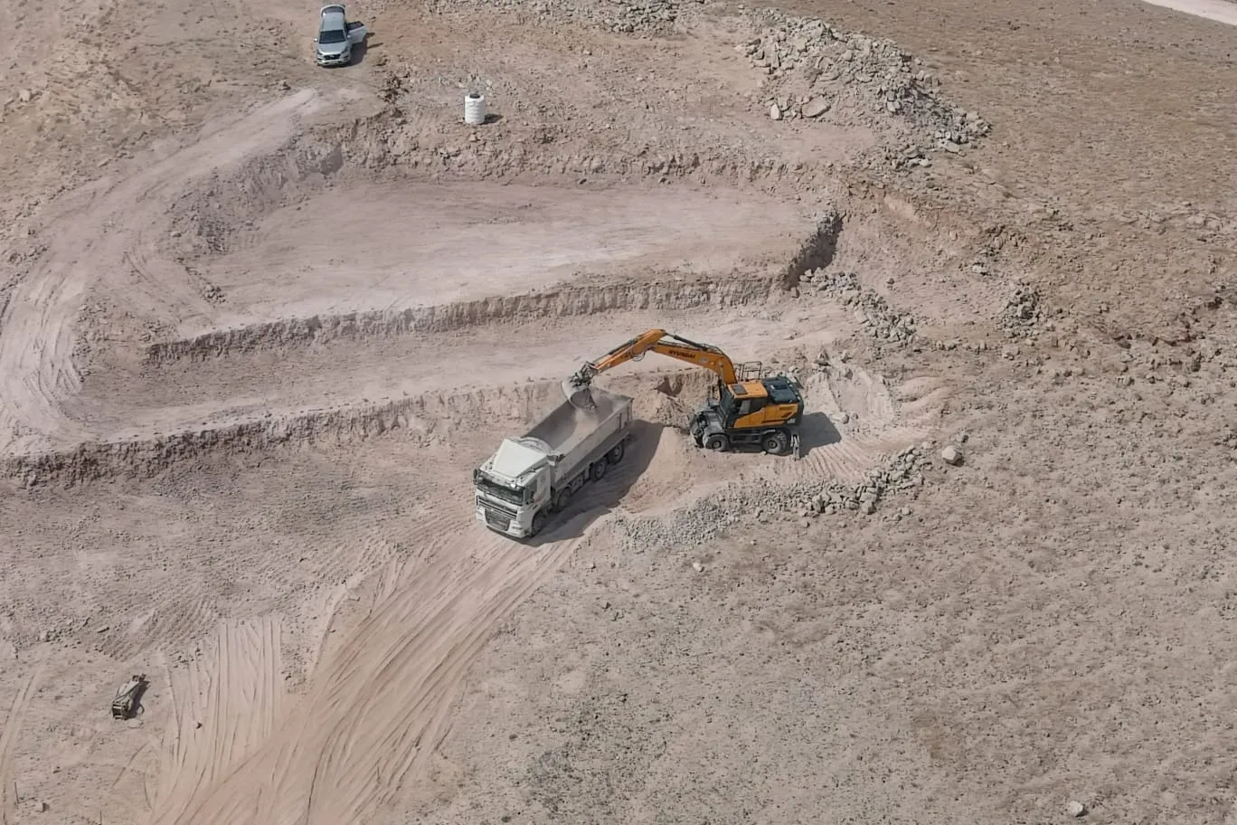 כלי הנדסה שפועלים בשטח