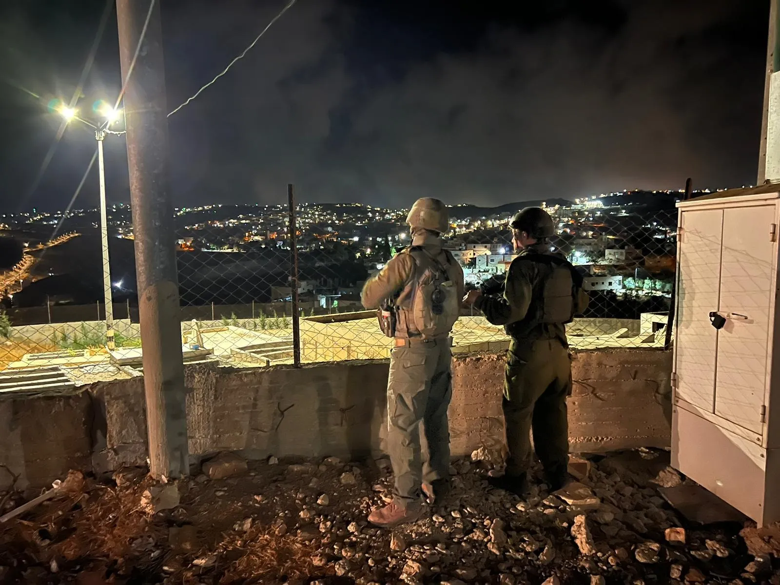 כוחות צהל בפעילות בכפר