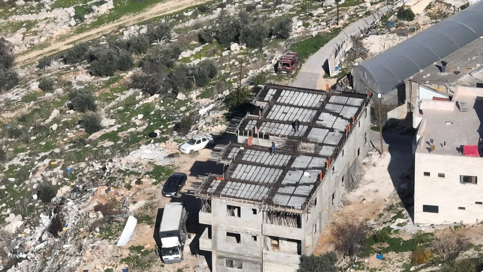 בתים של ערבים שצמודים לכבישים