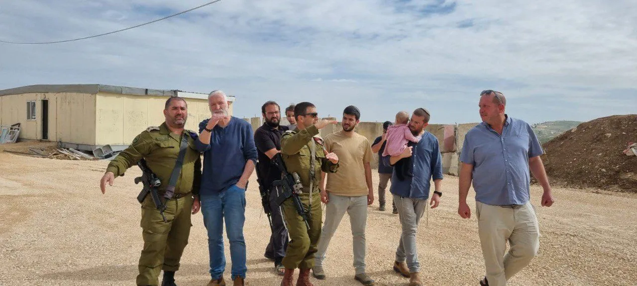 ראש מועצת גוש עציון ואלוף הפיקוד בסיור משותף בישובים החדשים בגוש