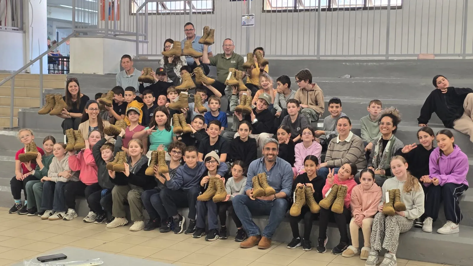 תלמידי בית הספר עם ראש העיר והנעלים