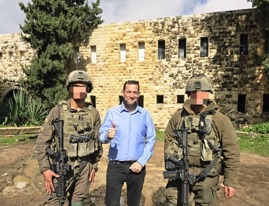 יוסי דגן עם מפקדי צה''ל במיקום הבסיסים החדש