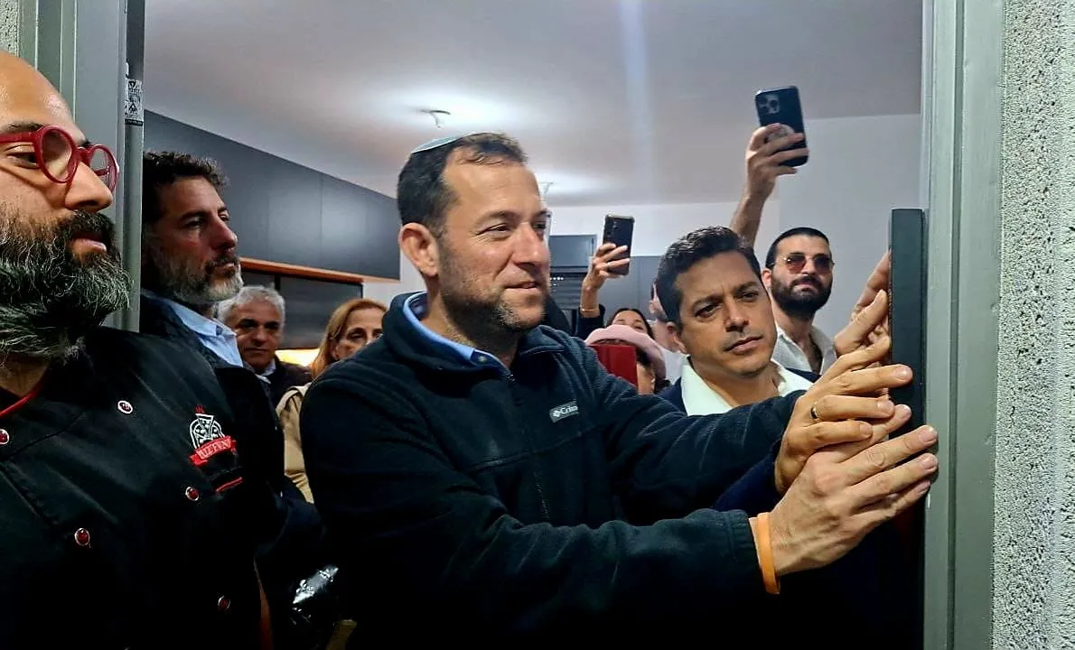 קביעת מזוזה בבית משפחת מקיאס שעלתה מליון שבצרפת ליישוב קריית נטפים