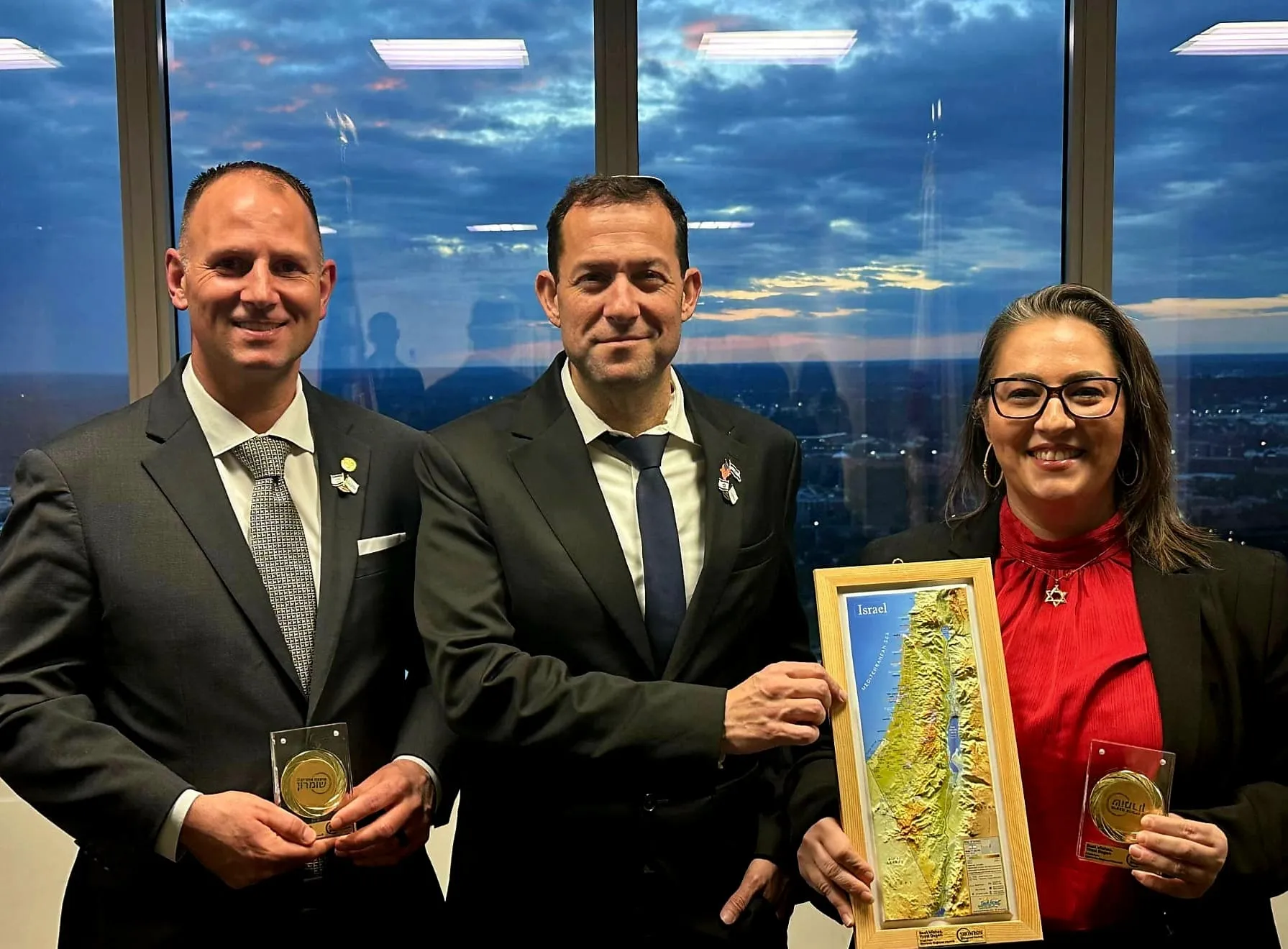 ראש מועצת שומרון עם מגישי הצעת החוק בפלורידה.