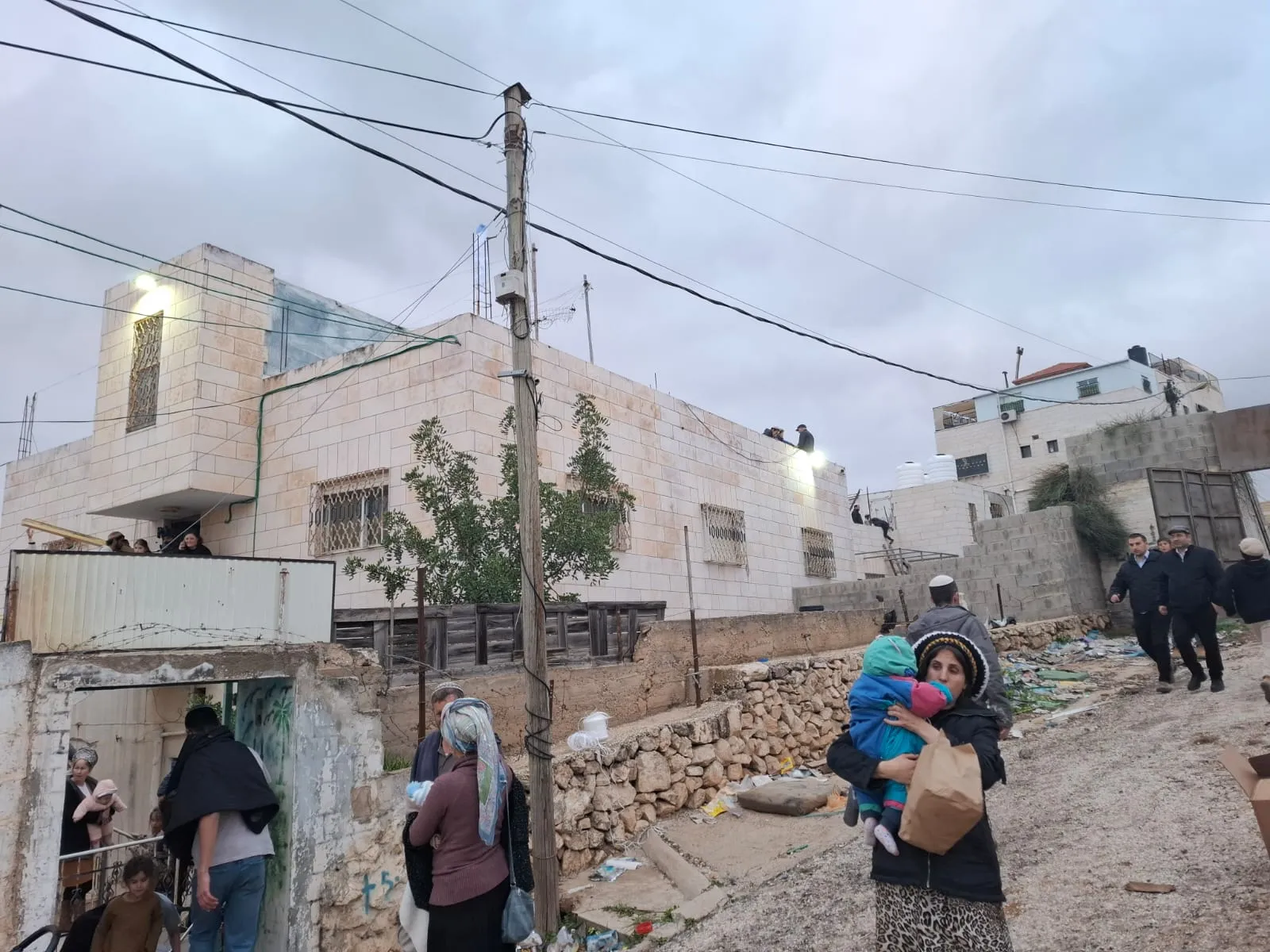 תושבים נכנסים לבניינים החדשים בחברון 