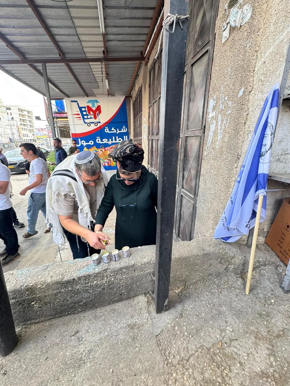 ההורים של הלל ויגל יניב במקום הפיגוע