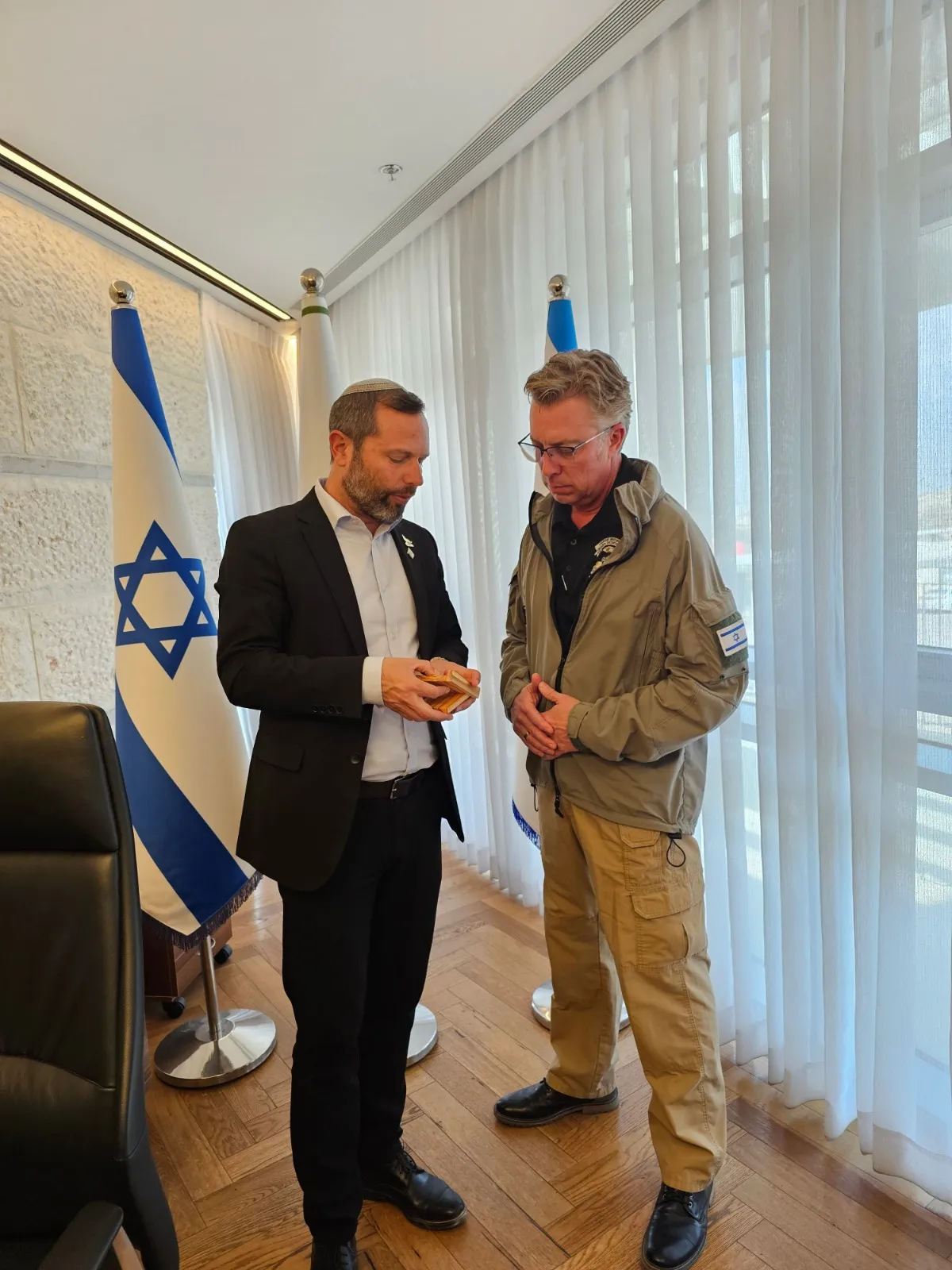 חבר הקונגרס רואה את הקלעים שנורו לעבר ביתו של ראש מועצת בנימין 