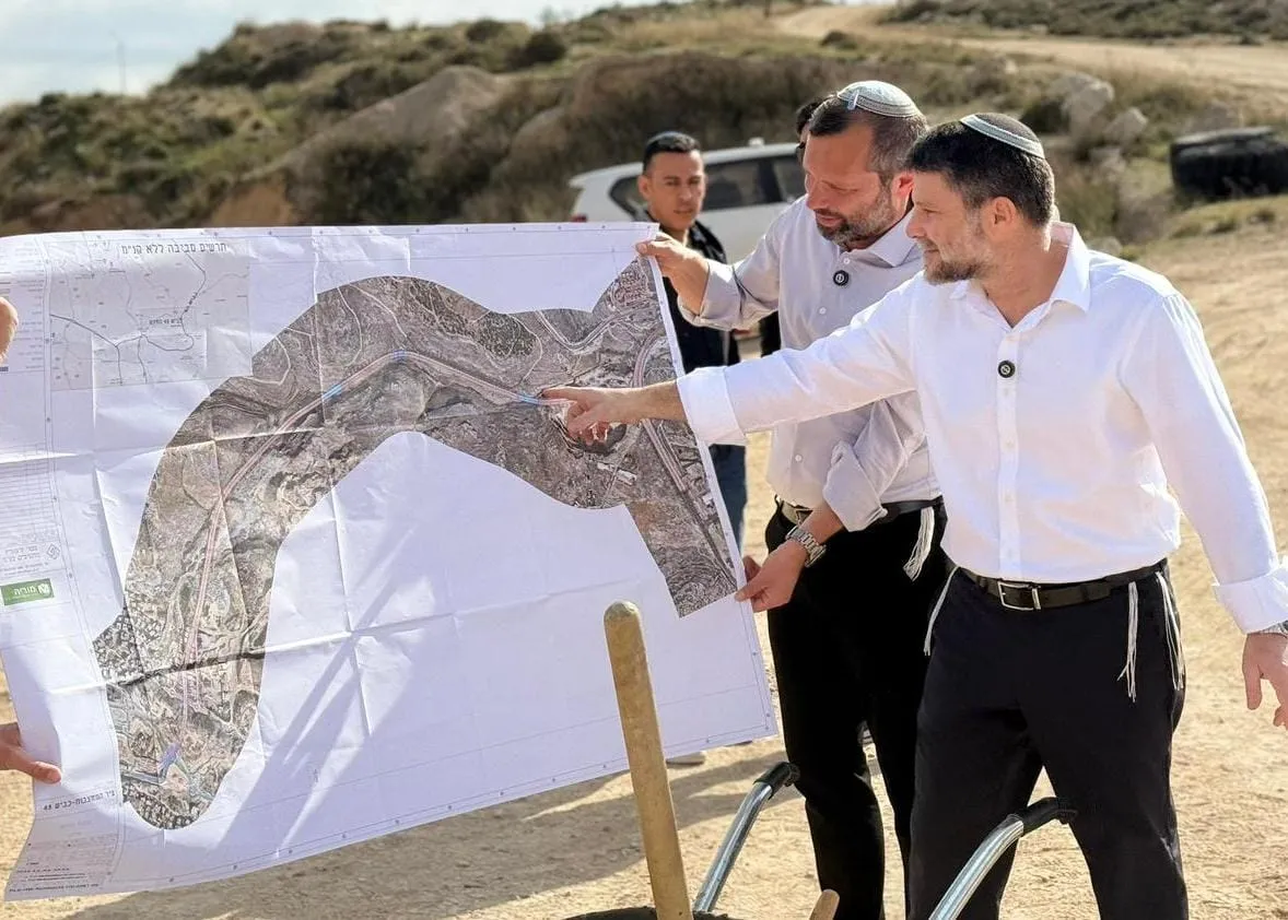 שר האוצר בצלאל סמוטריץ' חונך את הכביש החדש ביחד עם שרת התחבורה מירי רגב וראש מועצת בנימין