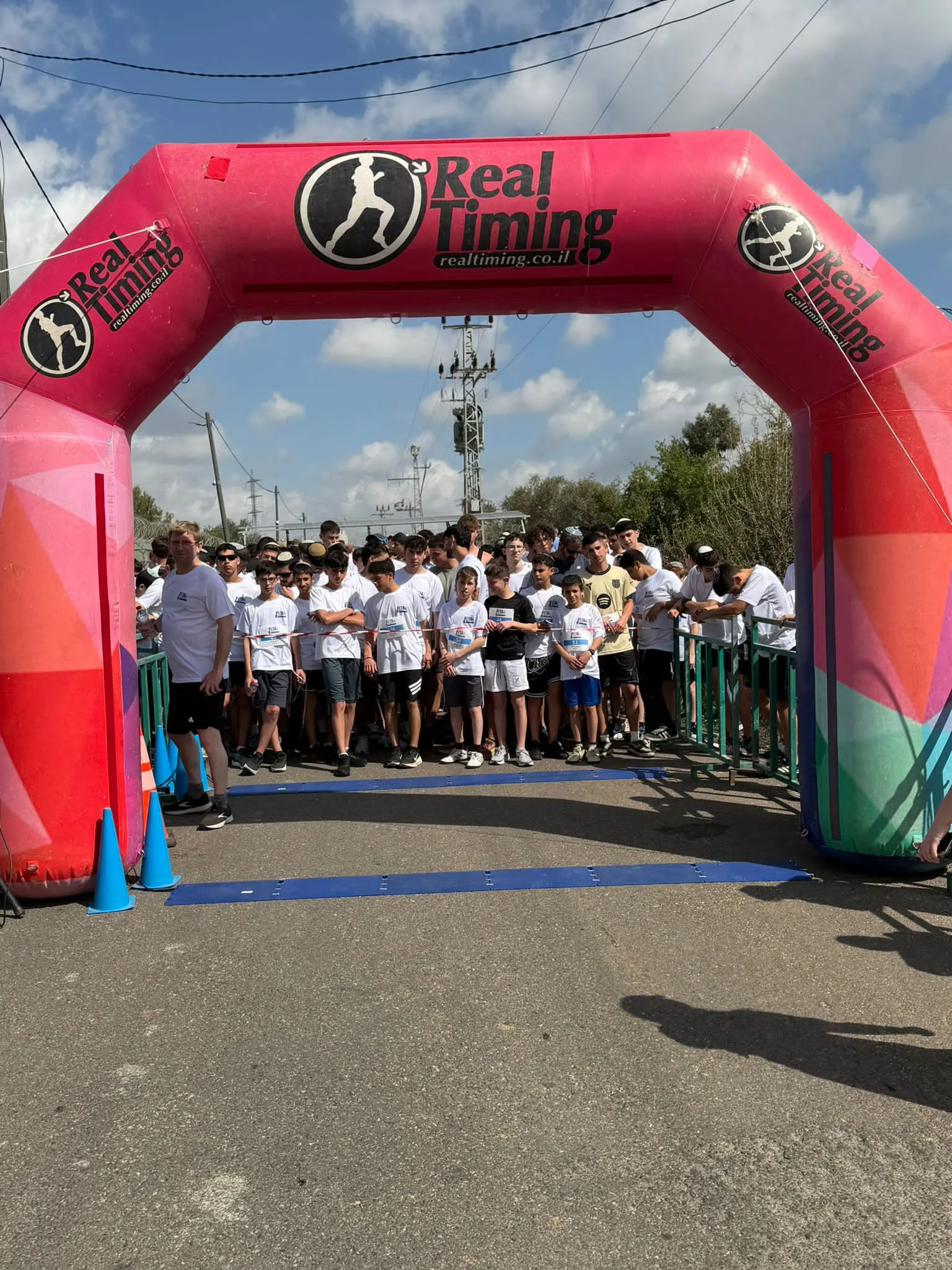 ראש מועצת קרני שומרון יהונתן קוזניץ בריצה עם התלמידים