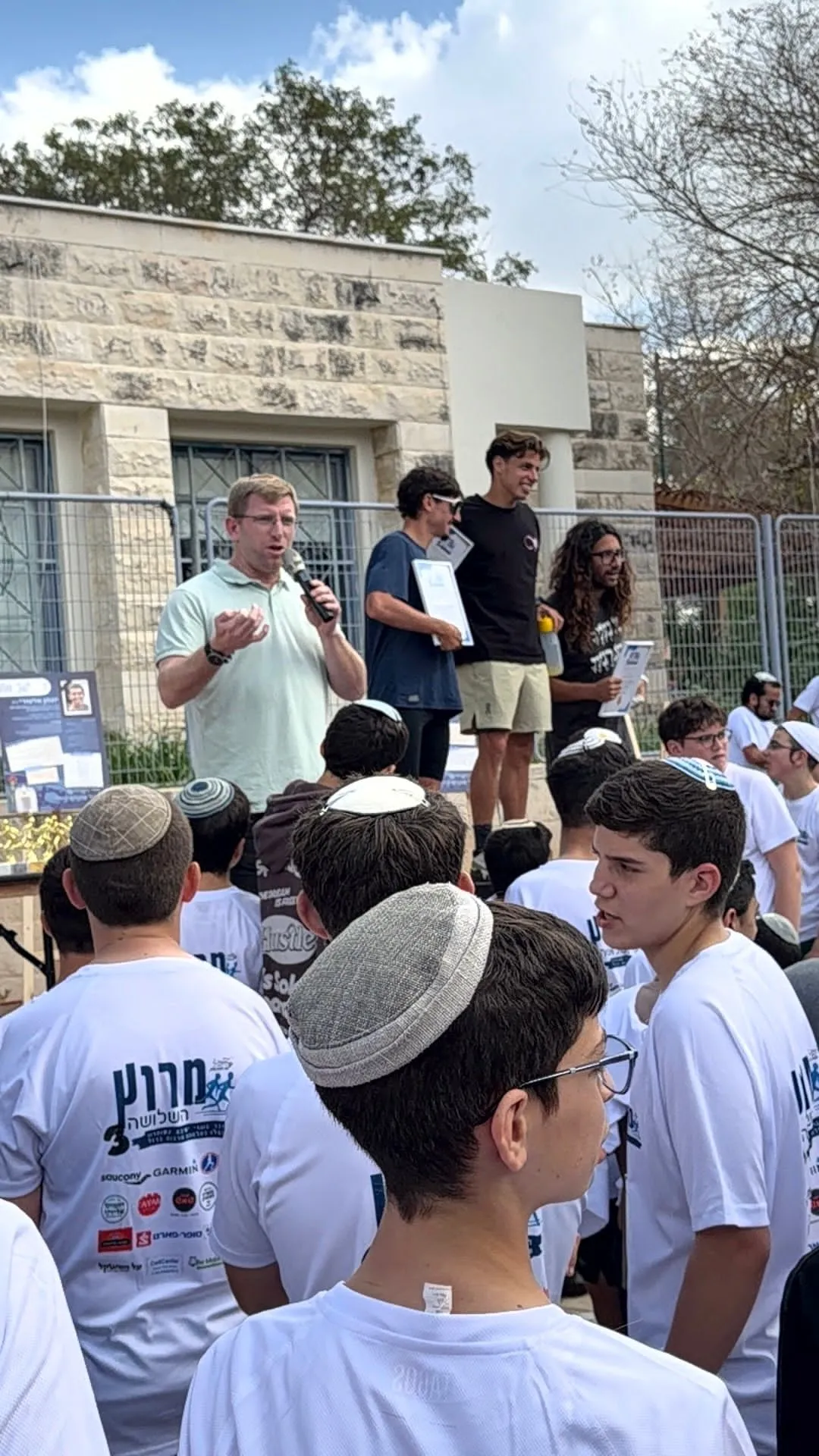 תלמידי הישיבה התיכונית בריצה עם ראש המועצה