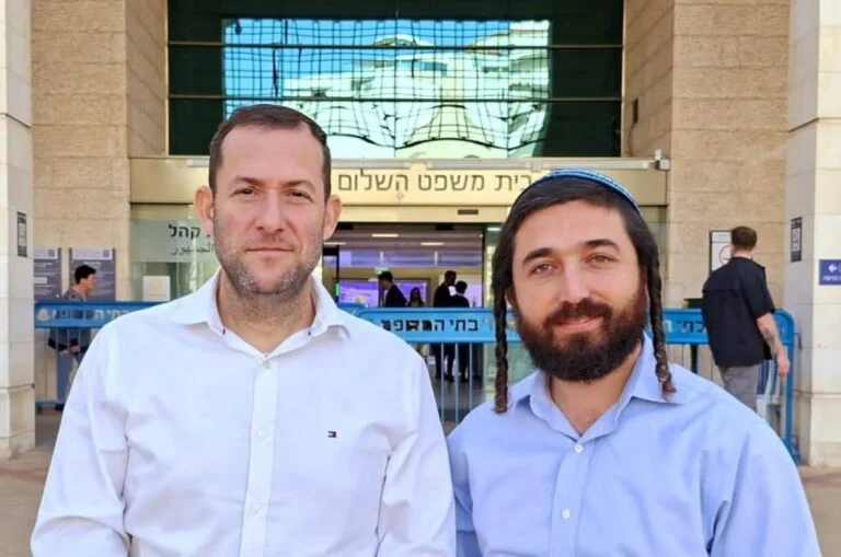 יוסי דגן וצבי סוכות ביציאה מבית המשפט