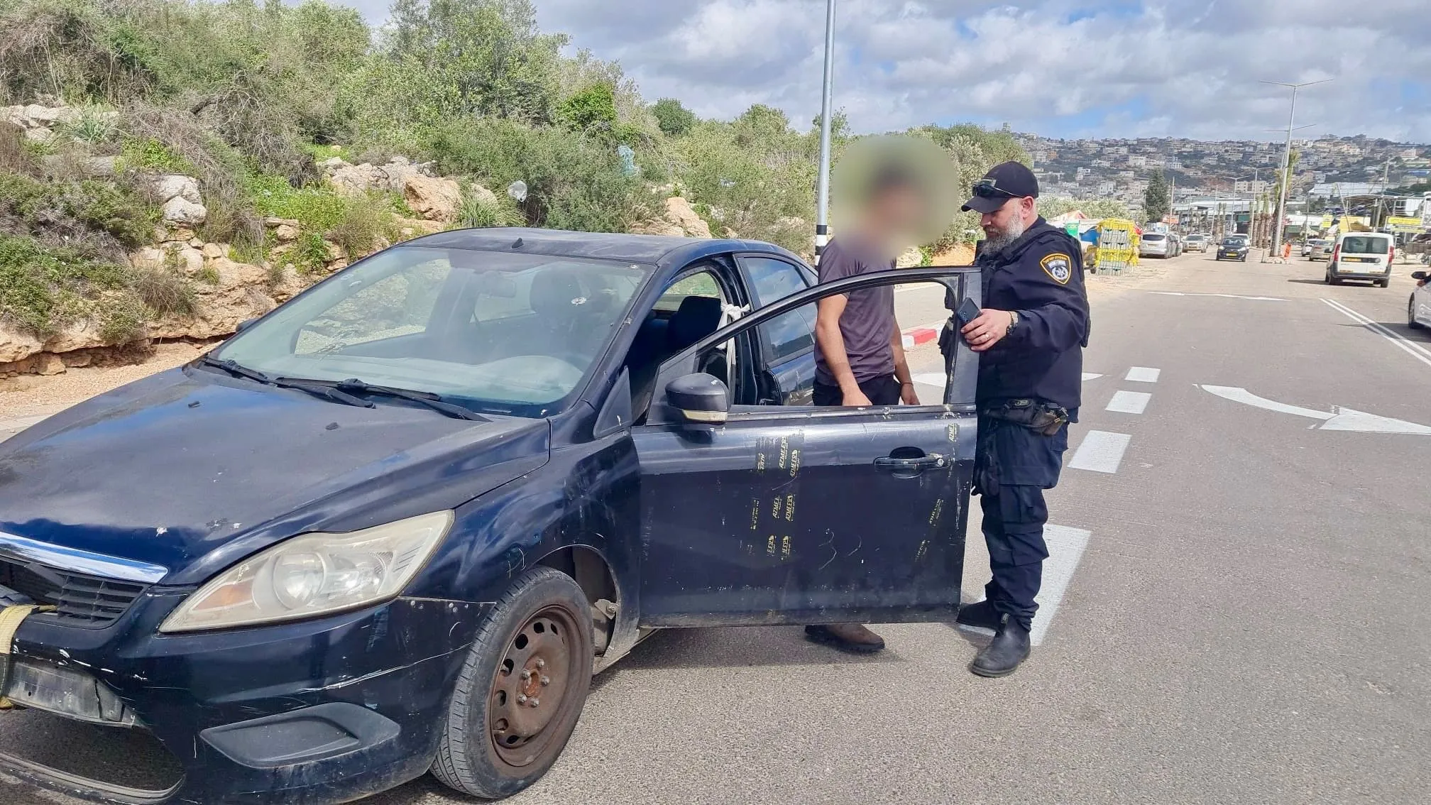 כוחות משטרה ממשטרת ש"י עוצרים רכבים ללא רישיון
