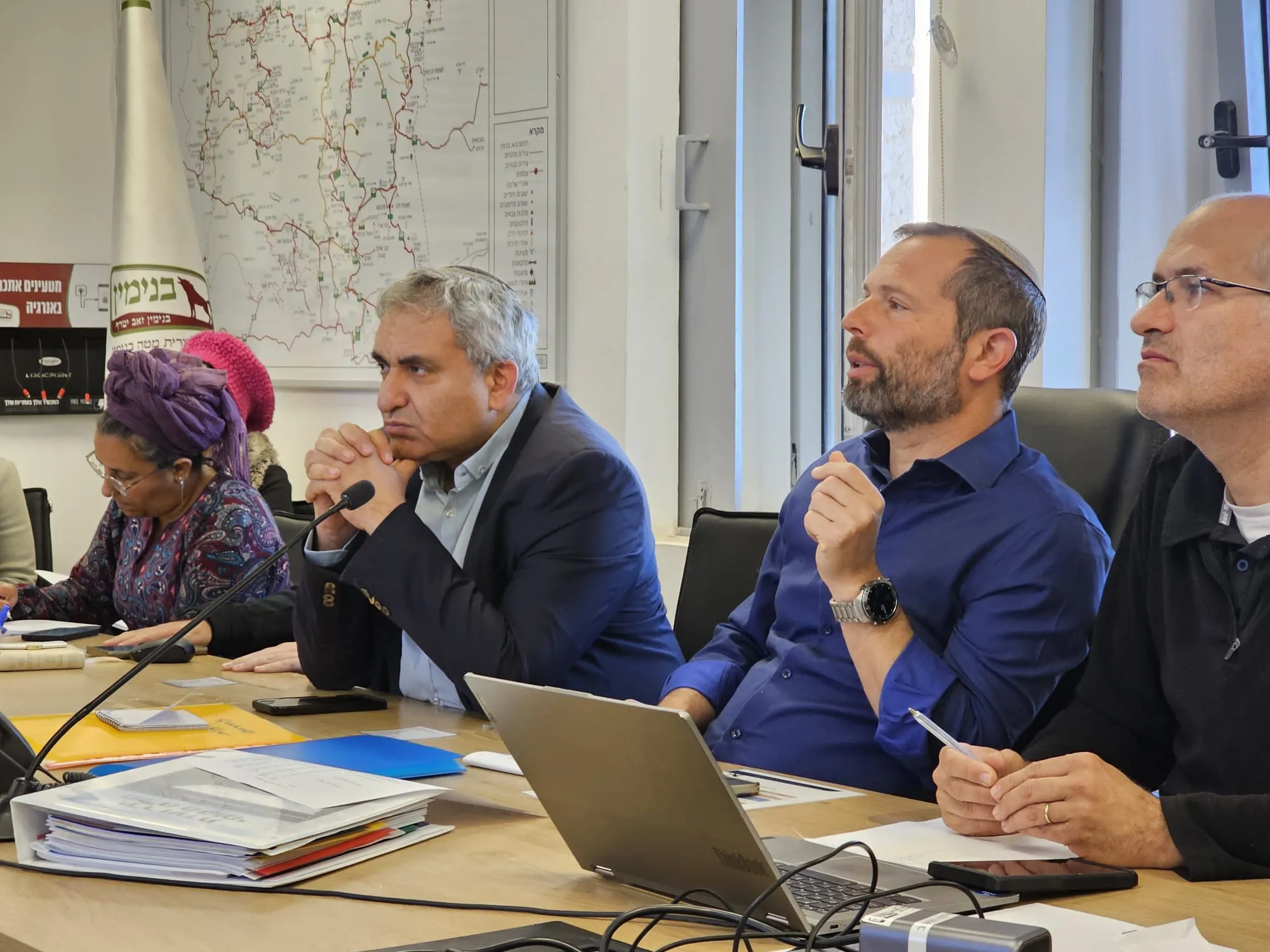 השר זאב אלקין וראש מועצת בנימין ישראל גנץ בחמל של מועצת בנימין