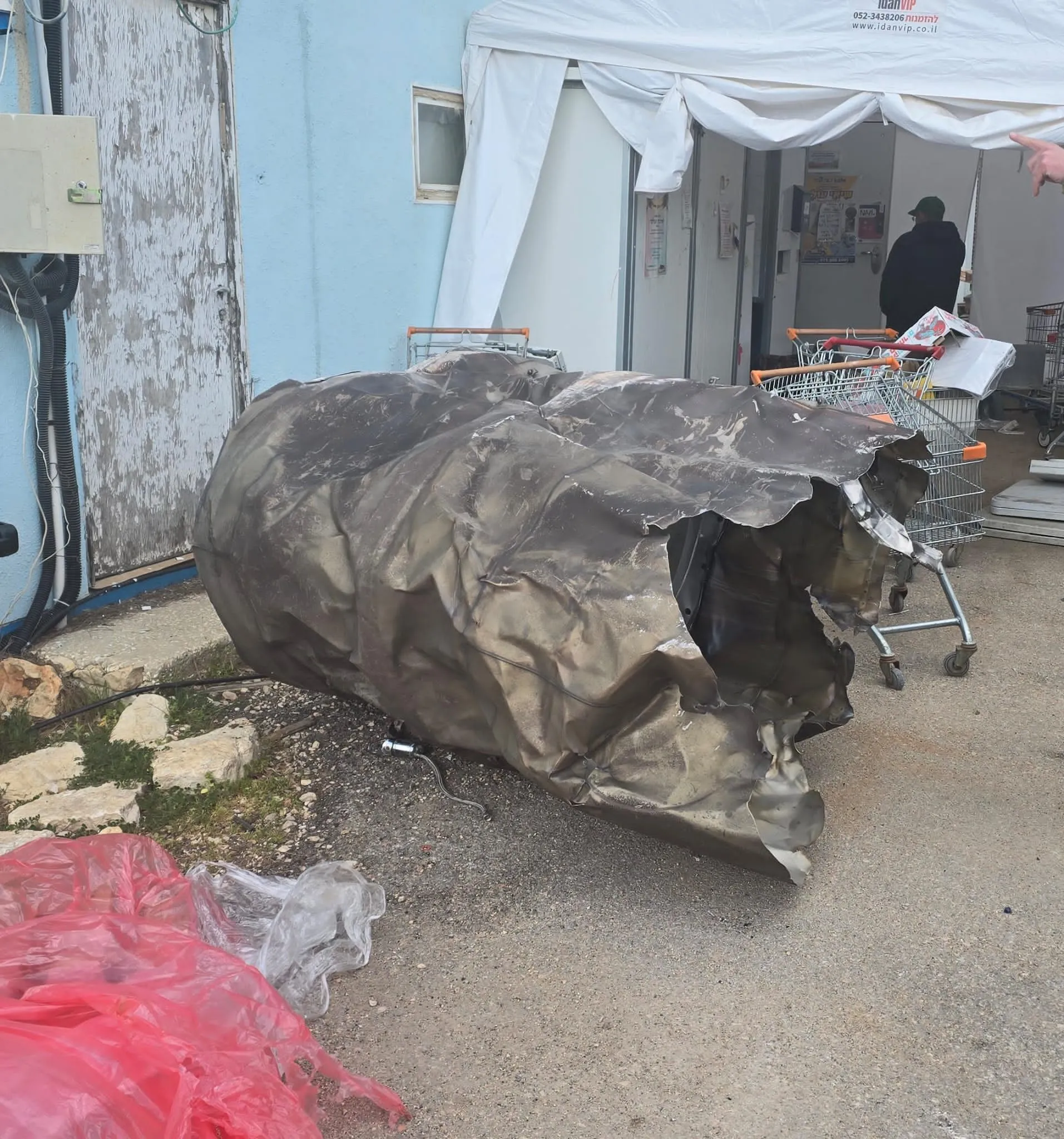 רסיס ענק של טיל איראני שנפל ליד המכולת בישוב חרשה