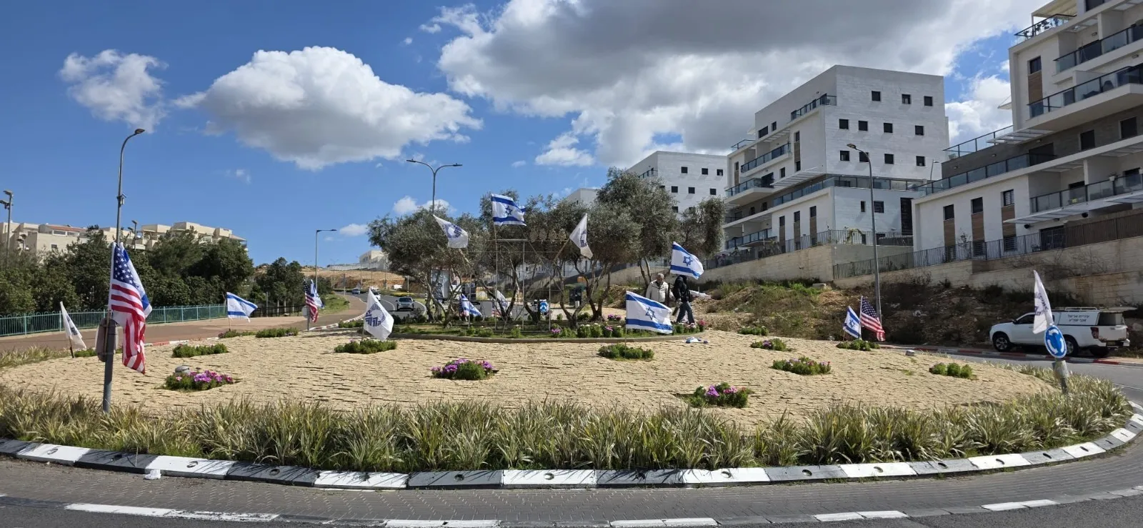 הכיכרות באריאל עם דגלי ארצות הברית וישראל 