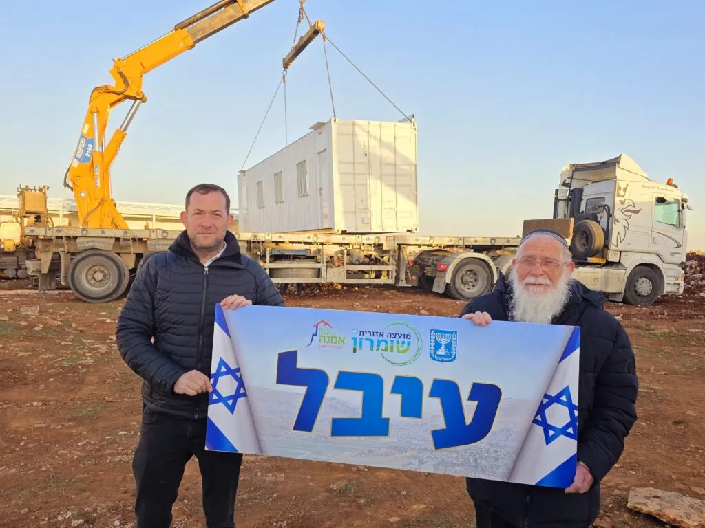 הרב אליקים לבנון וראש מועצת שומרון יוסי דגן בחנוכת הישוב החדש