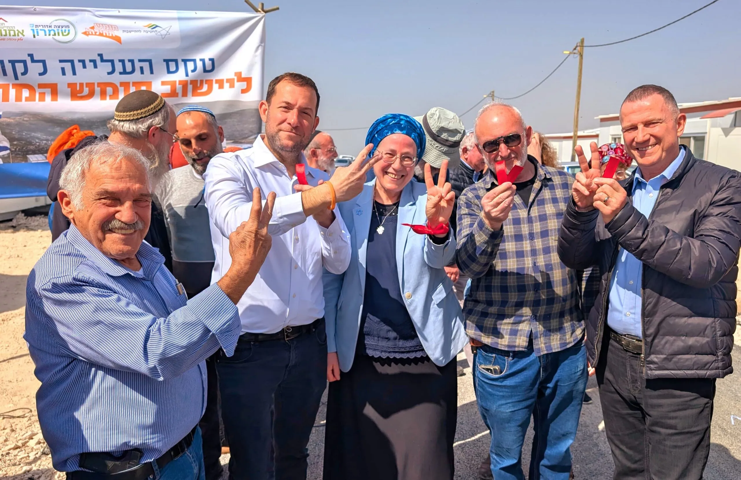 אנשי חומש תחילה חוגגים את הניצחון בחומש.