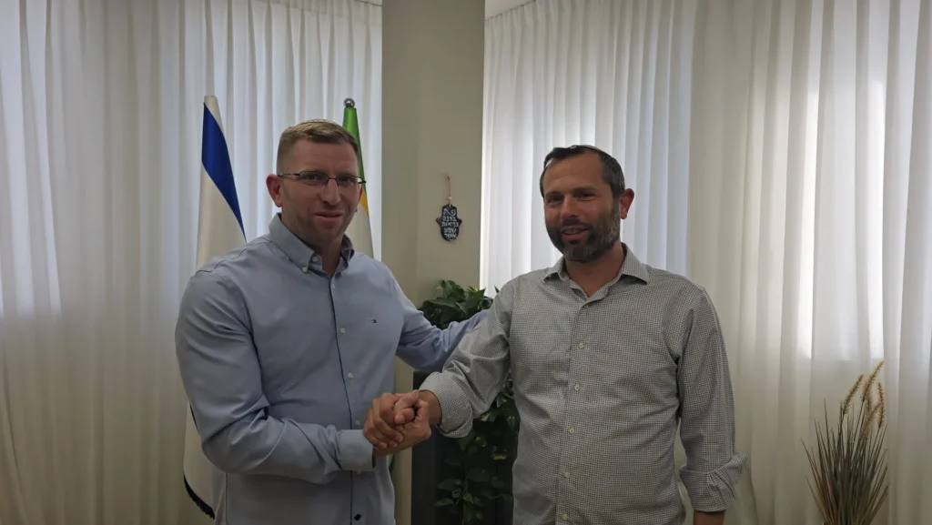 ראש מועצת קרני שומרון יהונתן קוזניץ בפגישה עם ראש מועצת יש"ע ישראל גנץ