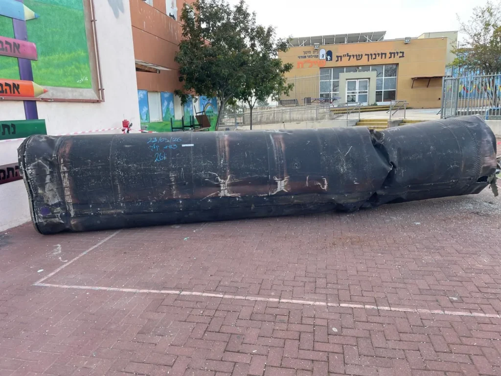 רסיס מטיל איראני בחצר בית הספר ביישוב פדואל