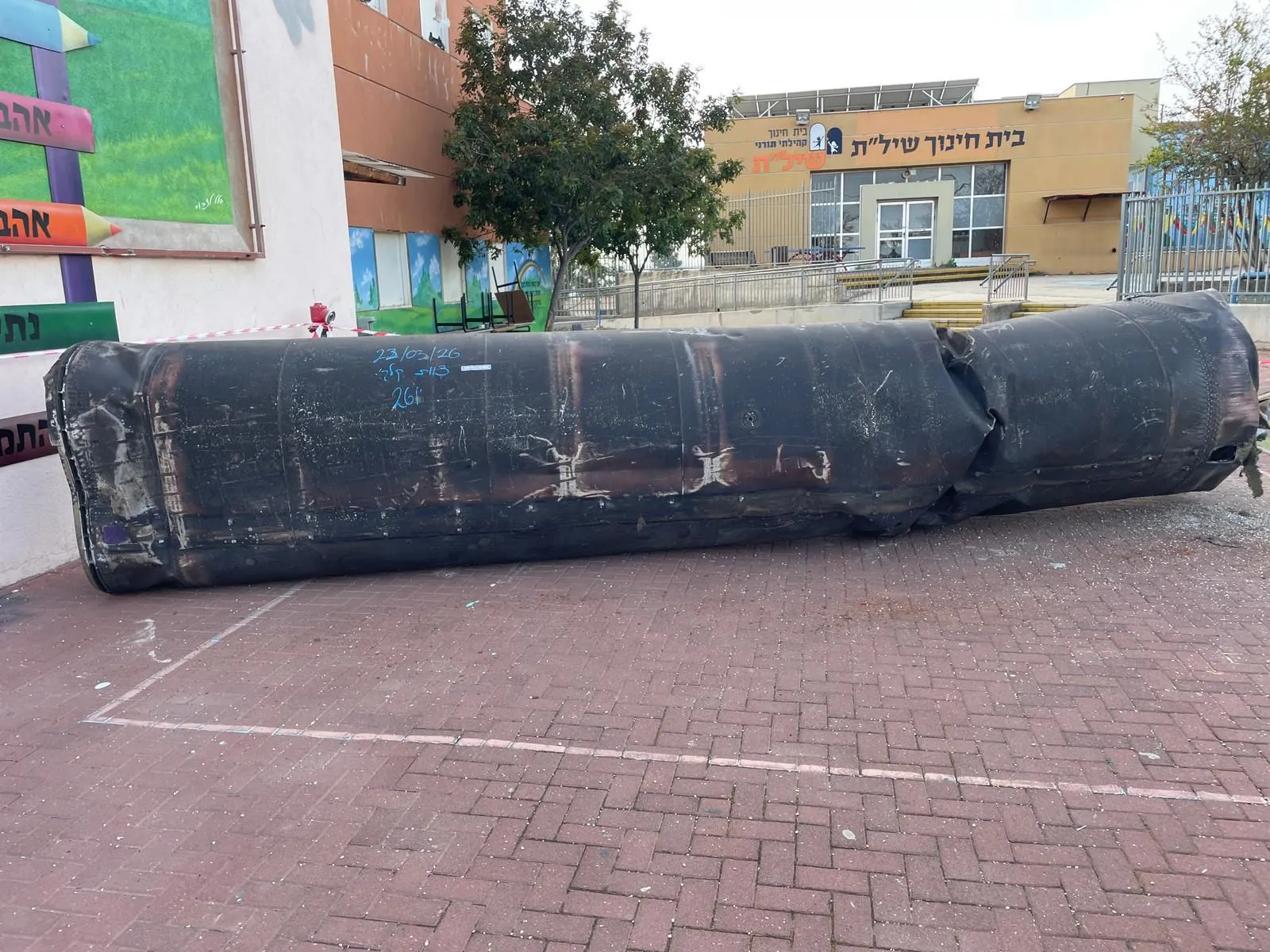 נס בבית הספר: שבר טיל איראני ענק נפל בחצר המוסד בפדואל