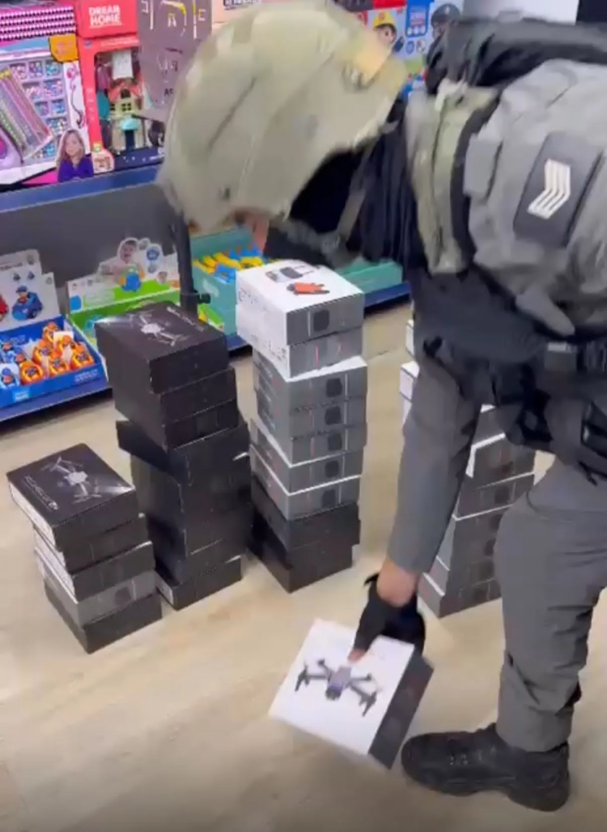 כוחות המשטרה בפשיטה על החנות בכפר קליל 