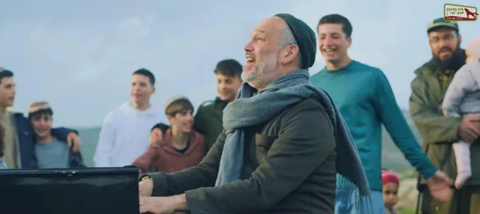 צפו: יונתן רזאל ונוער בנימין בביצוע מרגש ל"והיא שעמדה"