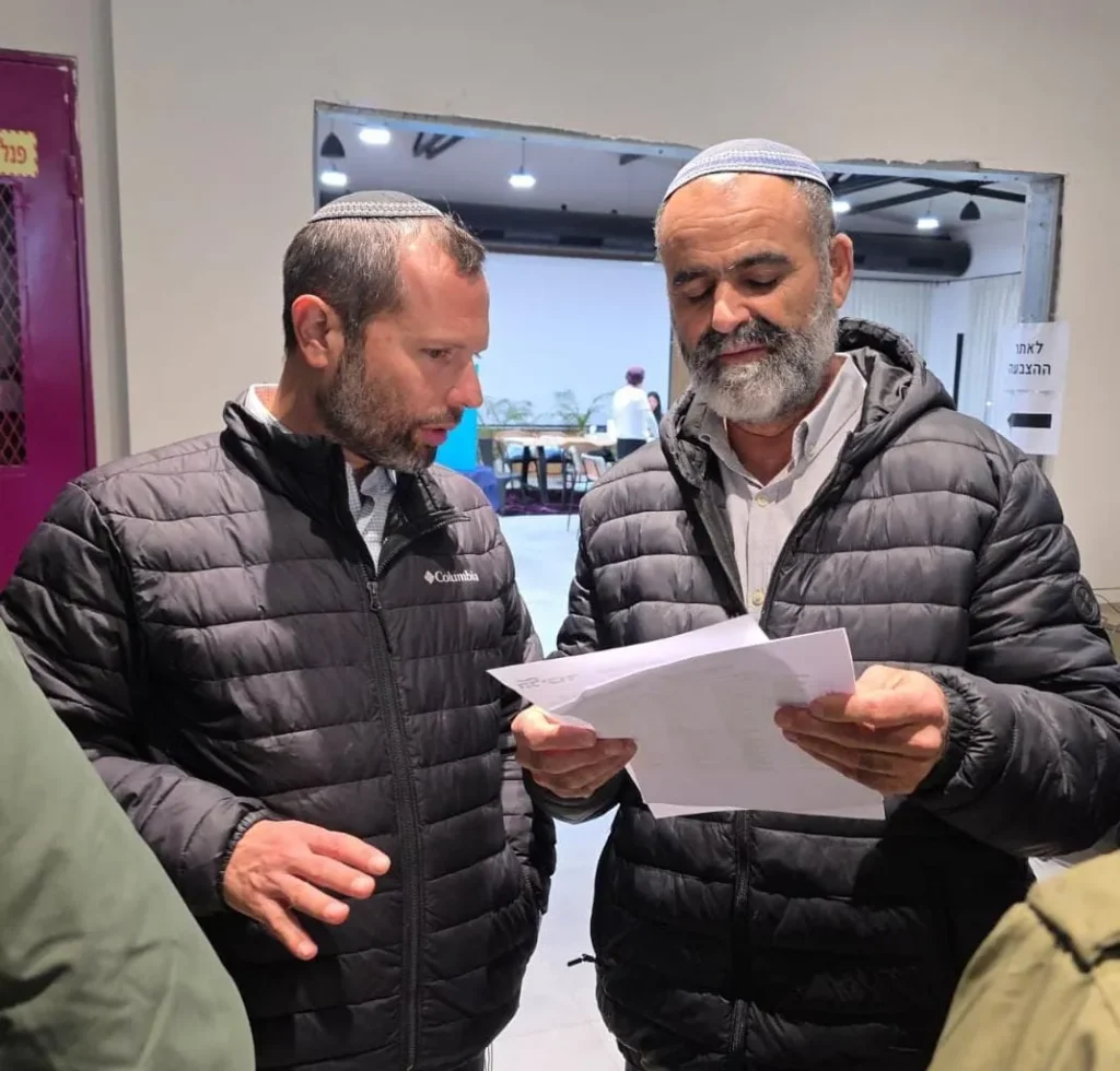 ראש מועצת בנימין ישראל גנץ משכנע מצביעים בכניסה לקלפי