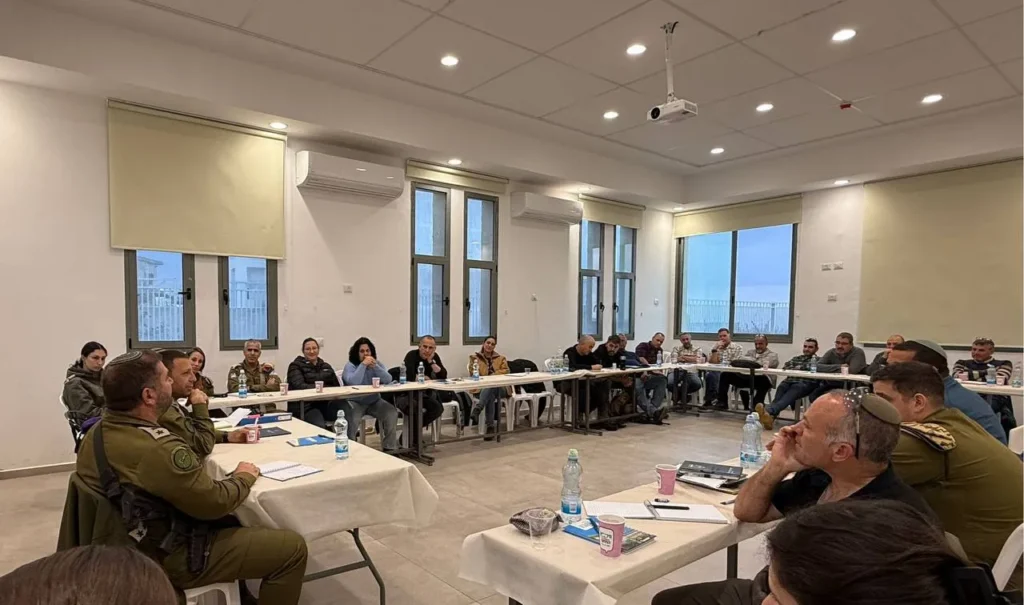 קציני הביטחון במהלך הפגישה עם אלוף הפיקוד