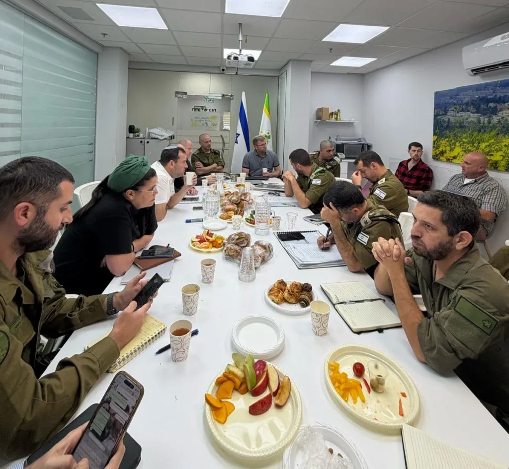 ראשי הרשויות בישיבה עם חיילי המנהל האזרחי