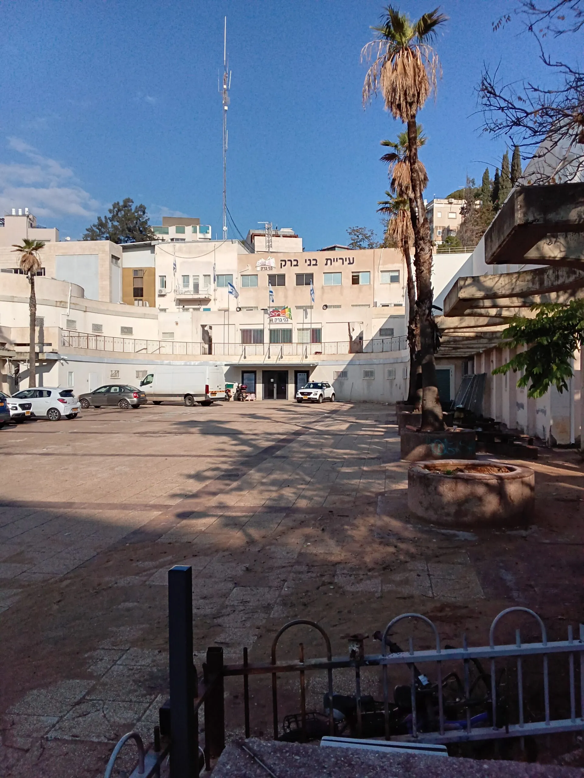 רוכשים חנוכיות לקראת חנוכה