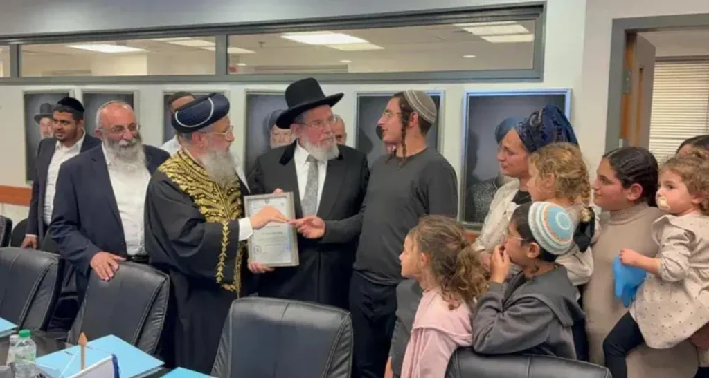 משפחתו של הרב אנקרי מקבלת את התעודה